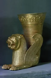 Rhyton i form av ett sittande lejonmonster, från Hamadan, Iran (guld)